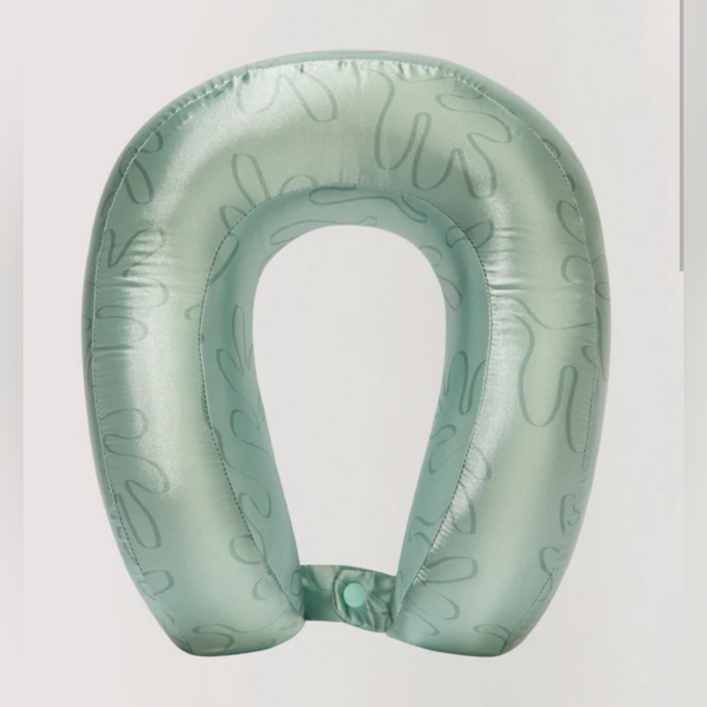 🟢 New Lost and Wander travel neck pillow